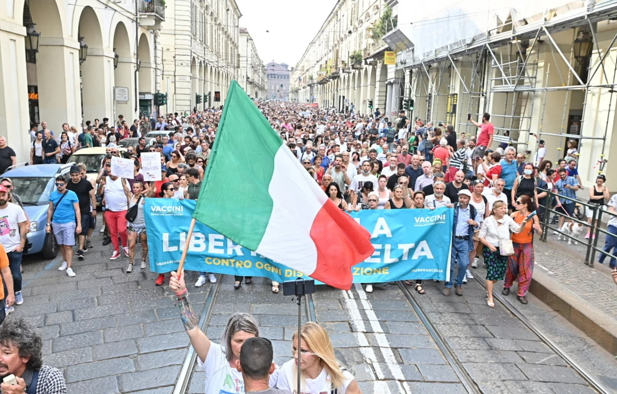 "Nie dla przepustki Covid-19", "nie dla zniewolenia" - pod takimi hasłami w 80 miastach i miasteczkach w całych Włoszech, od Alp po Sycylię odbyły się wiece przeciwko obowiązkowi przepustek przy wejściu do wielu miejsc publicznych. 