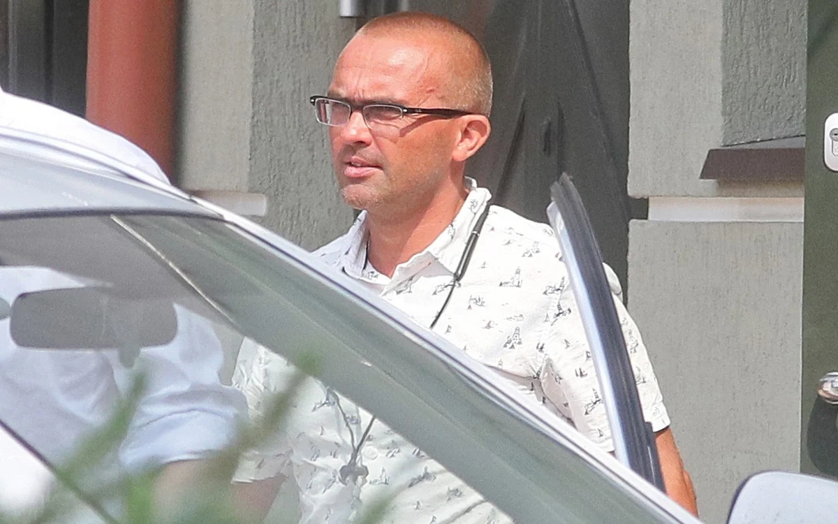 ​"Pilnowało mnie 13 uzbrojonych funkcjonariuszy, jakbym był groźnym bandytą" - mówi Jakub Banaś, któremu Prokuratura Regionalna w Białymstoku postawiła siedem zarzutów. Syn szefa Najwyższej Izby Kontroli Mariana Banasia powiedział, że akcja była "pokazówką", która miała uderzyć w jego ojca.