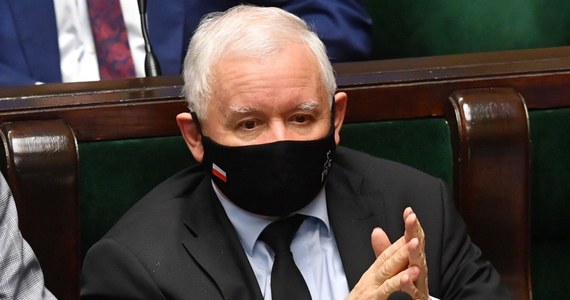 ​Prezes PiS Jarosław Kaczyński obiecuje posłom podwyżki uposażenia - informuje portal Oko.press. Pomysł jest taki, by podnieść mnożnik, który pozwoliłby na te podwyżki poprzez rozporządzenie, bez potrzeby zmian ustaw i głosowań w Sejmie.