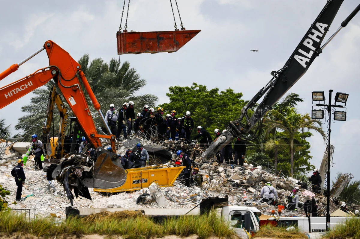 Departament policji w Miami-Dade przejął od strażaków dalsze przeszukiwanie apartamentowca w Surfside, który zawalił się 24 czerwca – informuje CNN.