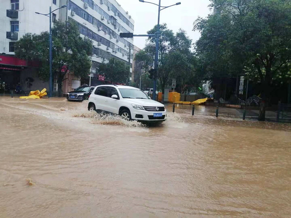 Chińscy strażacy uratowali mężczyznę uwięzionego przez trzy dni w zalanym wodą podziemnym garażu w Zhengzhou, stolicy prowincji Henan. W garażu znaleziono też trzy ciała - podały media.