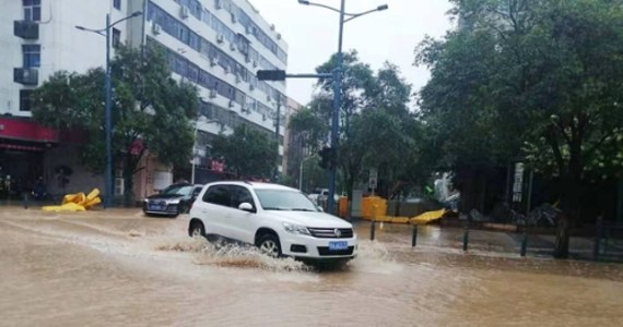 Chińscy strażacy uratowali mężczyznę uwięzionego przez trzy dni w zalanym wodą podziemnym garażu w Zhengzhou, stolicy prowincji Henan. W garażu znaleziono też trzy ciała - podały media.