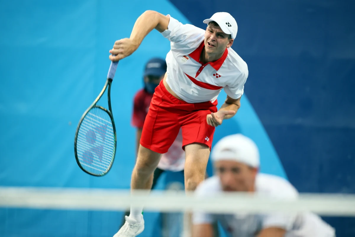 Hubert Hurkacz nie miał kłopotów z awansem do drugiej rundy turnieju olimpijskiego w Tokio. Z kolei Magda Linette odpadła w pierwszej rundzie tenisowego turnieju olimpijskiego w Tokio.