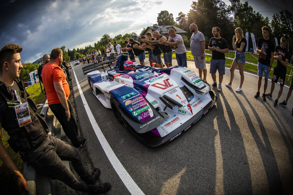 W Limanowej trwa najważniejszy w naszym kraju wyścig samochodowy - 12. Wyścig Górski Limanowa - Przełęcz pod Ostrą, który jest jednocześnie eliminacją mistrzostw Polski i Europy. Zjechała tu czołówka zawodników z całej Europy. Na starcie zobaczyliśmy 109 zawodników z 10 krajów. Michał Ratajczyk w sobotę wygrał 7. Rundę GSMP, Christian Merli był najszybszy w treningach przed 9. Rundą FIA EHC. 
