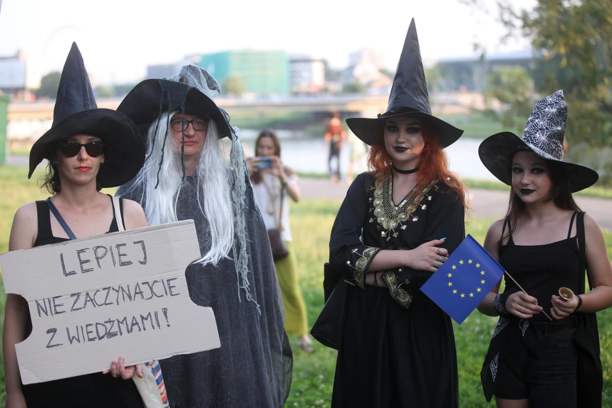 Przez Kraków przeszedł w sobotę marsz cnotliwych niewiast, wiedźm i innych obywateli. Jego uczestnicy protestowali przeciwko zmianom w systemie edukacji proponowanym przez ministra Przemysława Czarnka oraz przeciw destabilizacji systemu prawnego w Polsce.