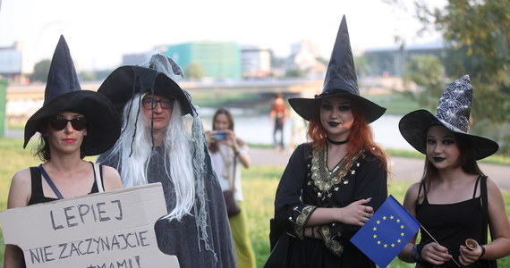 Przez Kraków przeszedł w sobotę marsz cnotliwych niewiast, wiedźm i innych obywateli. Jego uczestnicy protestowali przeciwko zmianom w systemie edukacji proponowanym przez ministra Przemysława Czarnka oraz przeciw destabilizacji systemu prawnego w Polsce.