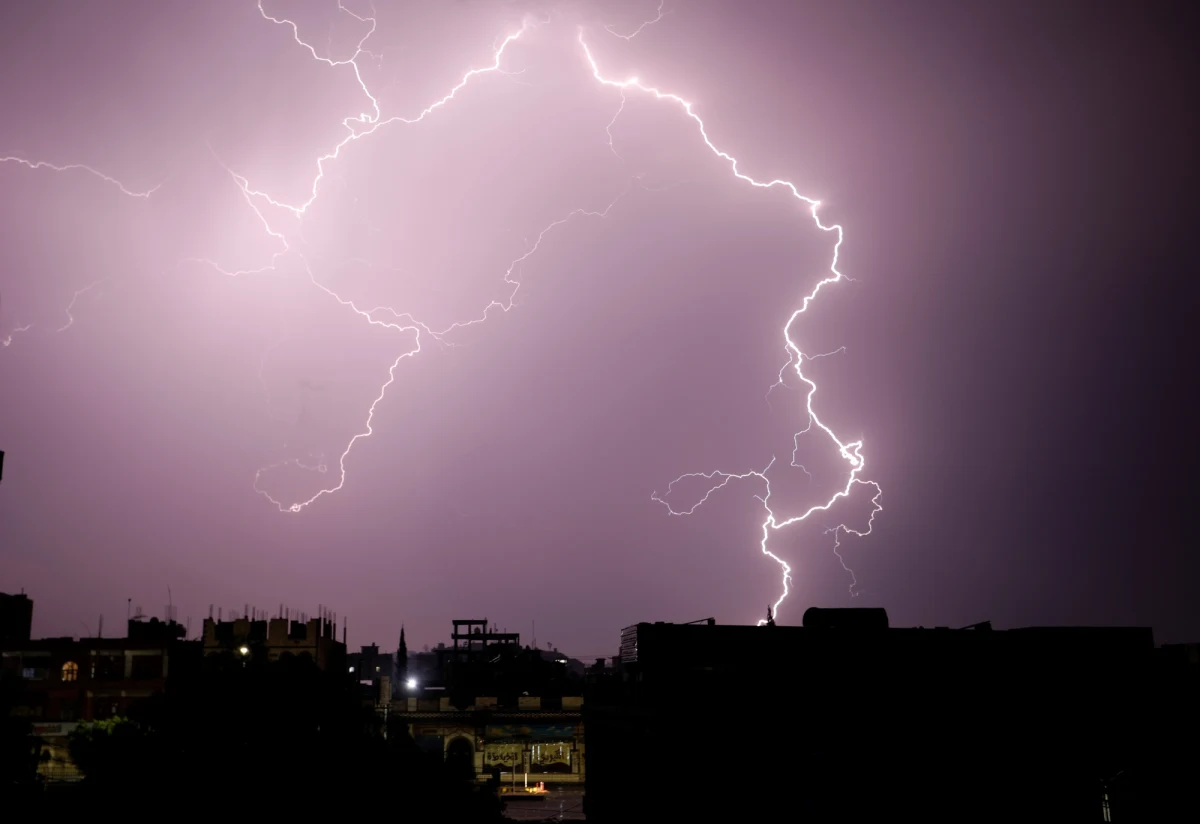 "W niedzielę spodziewany jest powrót gwałtowniejszej pogody; na całym obszarze kraju możliwy będzie przelotny deszcz, a miejscami wystąpią burze" - powiedział synoptyk IMGW Jakub Gawron. Opady wyniosą do 20 mm, a porywy wiatru - do 70 km/h.