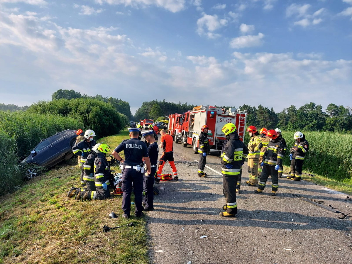 Nie udało się uratować 37-letniego Ukraińca, który był jedną z dziesięciu osób rannych w sobotnim wypadku pod Radomskiem. Z ustaleń policji wynika, że do zderzenia nissana z busem doprowadziła 36-latka. Kobieta miała 4 promile alkoholu w organizmie. 