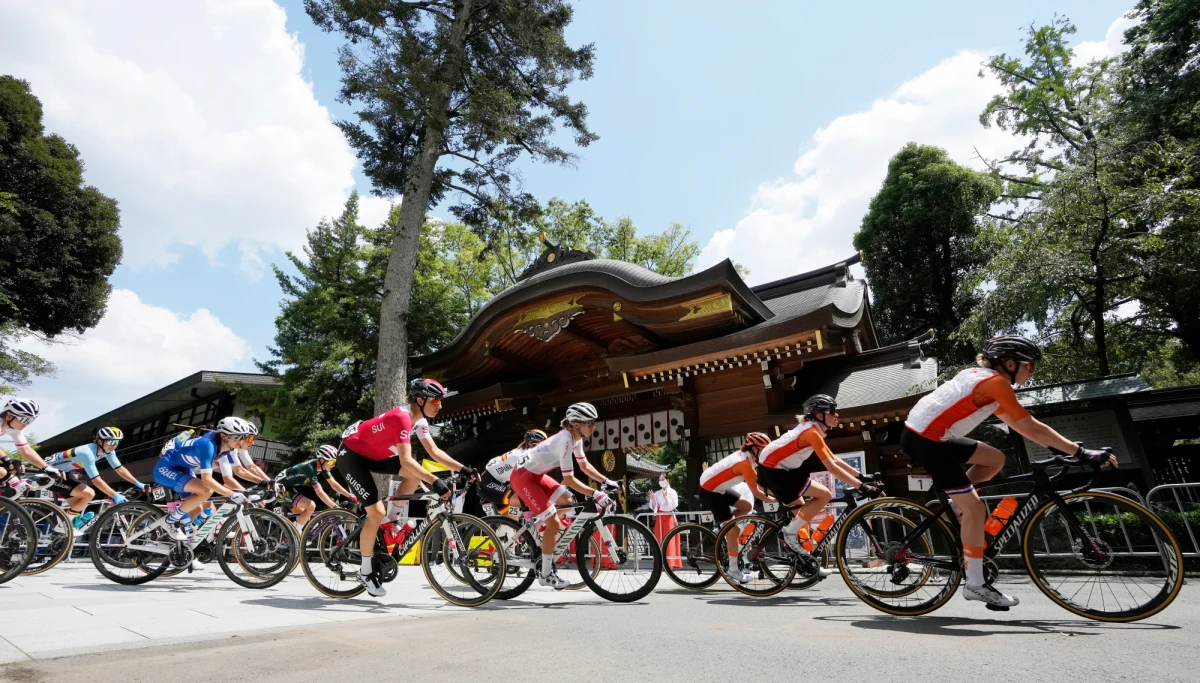 Anna Kiesenhofer wygrała kolarski wyścig ze startu wspólnego na igrzyskach olimpijskich w Tokio. Przez długi czas na 2. miejscu utrzymywała się Anna Plichta. Później w walce o medale liczyła się Katarzyna Niewiadoma, ale ostatecznie Polki znalazły się poza podium - Niewiadoma była 14., Marta Lach 18., a Anna Plichta 27.