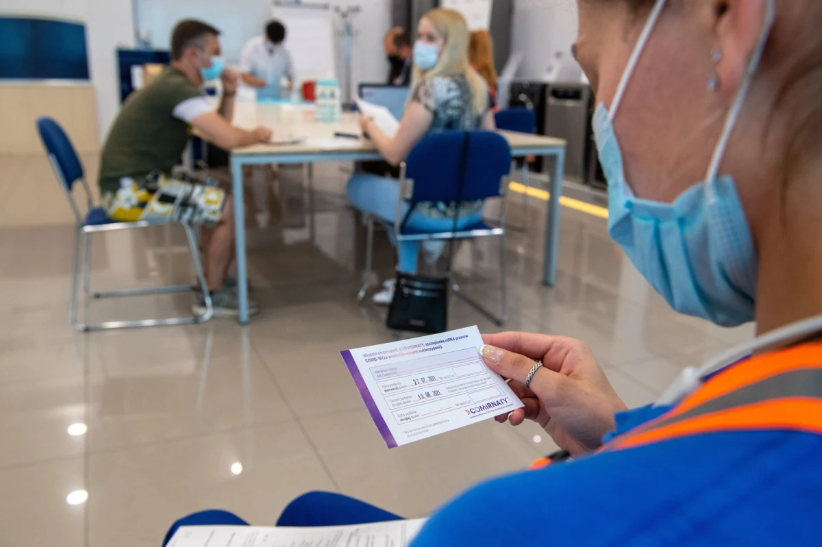 Ministerstwo Zdrowia informuje o 82 nowych przypadkach zakażenia koronawirusem. Ostatniej doby zmarła jedna osoba chora na Covid-19. Bilans epidemii koronawirusa w Polsce to 2 882 146 zakażonych. Nie żyje 75 242 spośród nich.