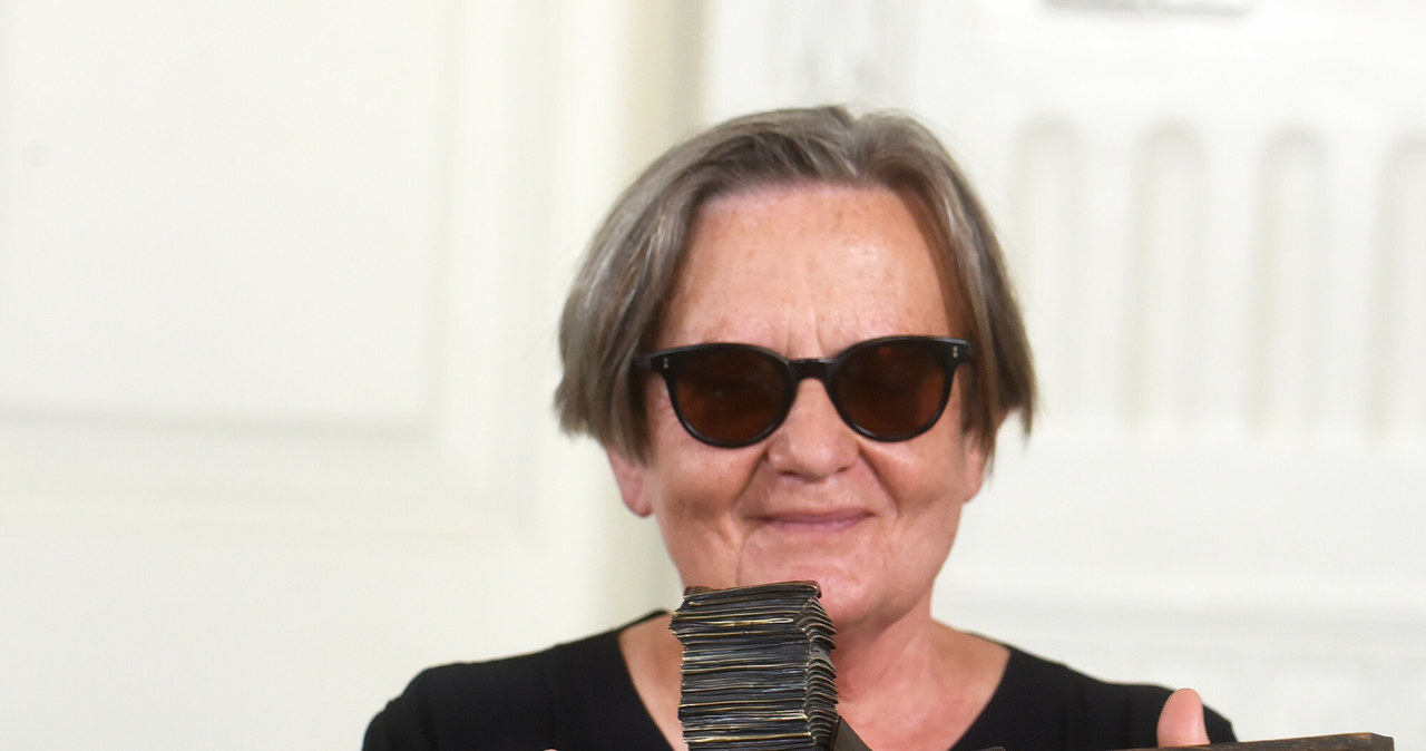 Agnieszka Holland odebrała w sobotę w Krakowie Nagrodę im. Jerzego Turowicza. "Pięknie jest dostać nagrodę nie tylko za filmy, ale też za to, co robię, o czym mówię, jakim wartościom staram się przynajmniej częściowo być wierną" - powiedziała reżyserka, dziękując za wyróżnienie.