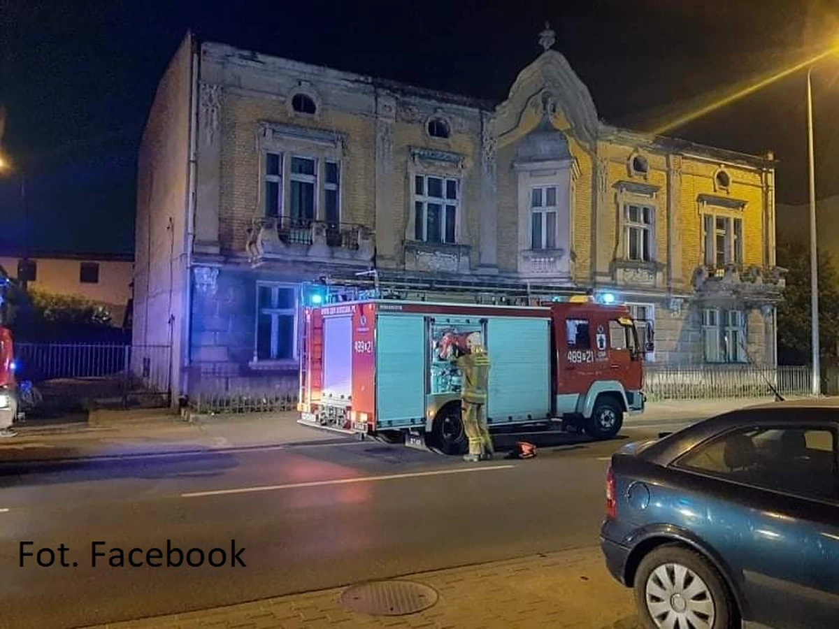 W nocy zawalił się dach dyskoteki w Kościanie w Wielkopolsce. Nikomu nic się nie stało. Drewniana konstrukcja osiadła na nieużytkowanym poddaszu. Klienci lokalu, o tym co się stało, dowiedzieli się od wezwanych na miejsce strażaków.