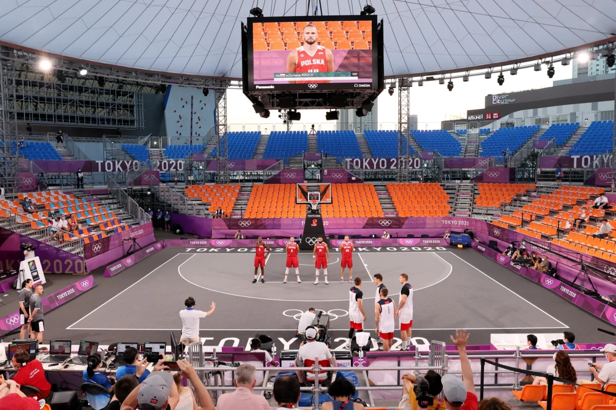 Polscy koszykarze 3x3 wygrali z reprezentacją Rosyjskiego Komitetu Olimpijskiego 21:16 w swoim czwartym meczu turnieju olimpijskiego w Tokio. To ich drugie zwycięstwo w igrzyskach. Wcześniej w niedzielę przegrali z Serbią 12:15, podobnie jak RKO z Belgią 16:21.