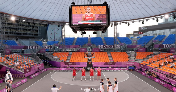 Polscy koszykarze 3x3 wygrali z reprezentacją Rosyjskiego Komitetu Olimpijskiego 21:16 w swoim czwartym meczu turnieju olimpijskiego w Tokio. To ich drugie zwycięstwo w igrzyskach. Wcześniej w niedzielę przegrali z Serbią 12:15, podobnie jak RKO z Belgią 16:21.