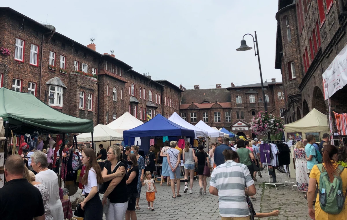 Za nami Odpust u Babci Anny w Nikiszowcu – zabytkowej górniczej dzielnicy Katowic. Wydarzenie nawiązuje do święta patronki tamtejszego kościoła, ale jest przede wszystkim świętem całej społeczności dzielnicy. Cieszy się ogromnym zainteresowaniem nie tylko katowiczan. Przyjeżdżają tu osoby również spoza Śląska. 