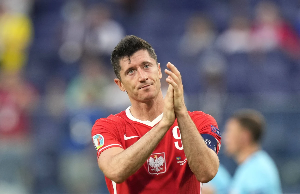 Napastnik Bayernu Monachium Robert Lewandowski został wybrany piłkarzem Bundesligi sezonu 2020/21. Wśród kobiet triumfowała Austriaczka Nicole Billa z Hoffenheim. Za najlepszego niemieckiego trenera uznano Thomasa Tuchela. Coroczny plebiscyt organizuje magazyn "Kicker".
