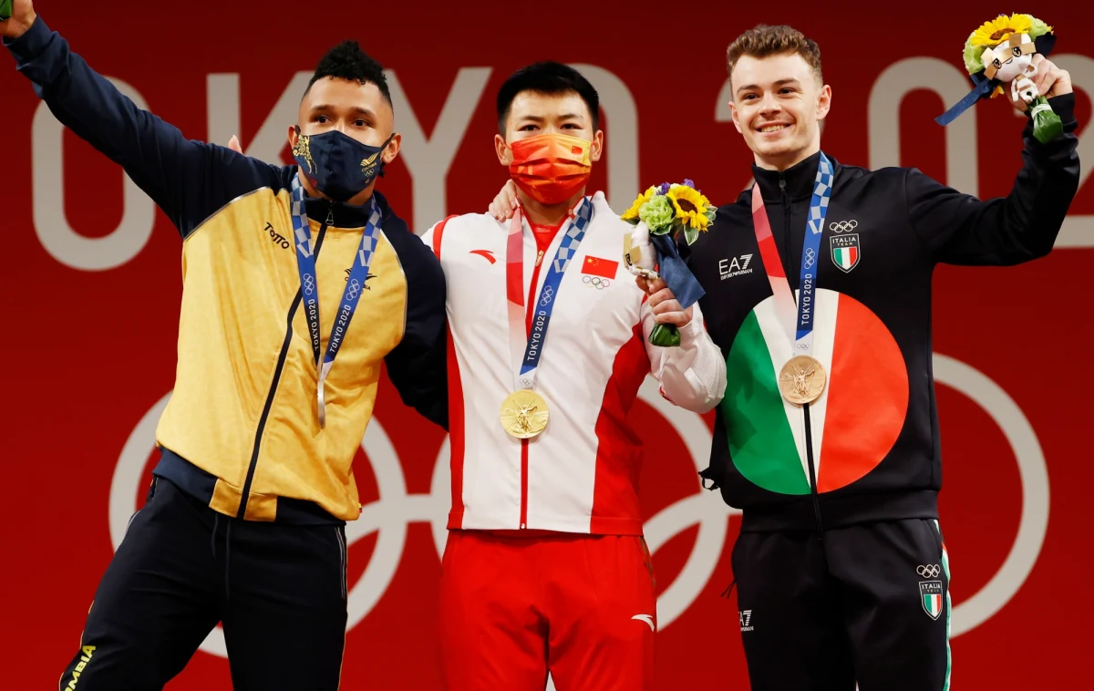 Międzynarodowy Komitet Olimpijski zareagował na prośby zawodników i pozwolił na zdjęcie maseczek w trakcie ceremonii dekoracji. Chodzi o to, by sportowcy mieli też "normalne" zdjęcia z podium. Warunkiem jest utrzymywanie odpowiedniego dystansu, więc zawodnicy nie będą się mogli przytulać. 