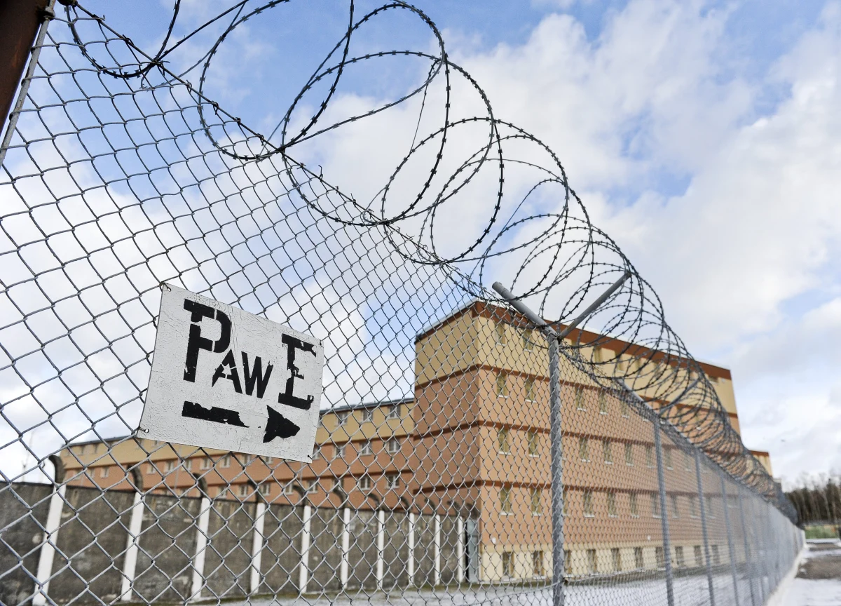 Mazowiecki wydział Prokuratury Krajowej wysłał do sądu oskarżenia w sprawie siedmiu osób, tworzących w areszcie śledczym na warszawskiej Białołęce zorganizowaną grupę przestępczą. Jej członkowie handlowali narkotykami na dużą skalę i korumpowali strażników. Wśród oskarżonych jest m.in. Andrzej Z. ps. "Słowik" - były szef gangu pruszkowskiego. 