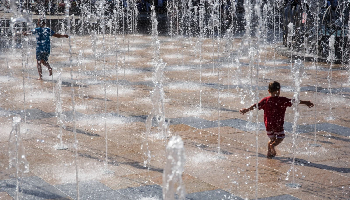 Dla Mazowsza, Lubelszczyzny oraz części Ziemi Świętokrzyskiej, Małopolski i Podkarpacia Instytut Meteorologii i Gospodarki Wodnej wydał ostrzeżenia drugiego stopnia przed upałem. Temperatura maksymalna może sięgnąć tam 31 stopni. W niektórych rejonach mogą też pojawiać się burze z gradem oraz silne deszcze. 