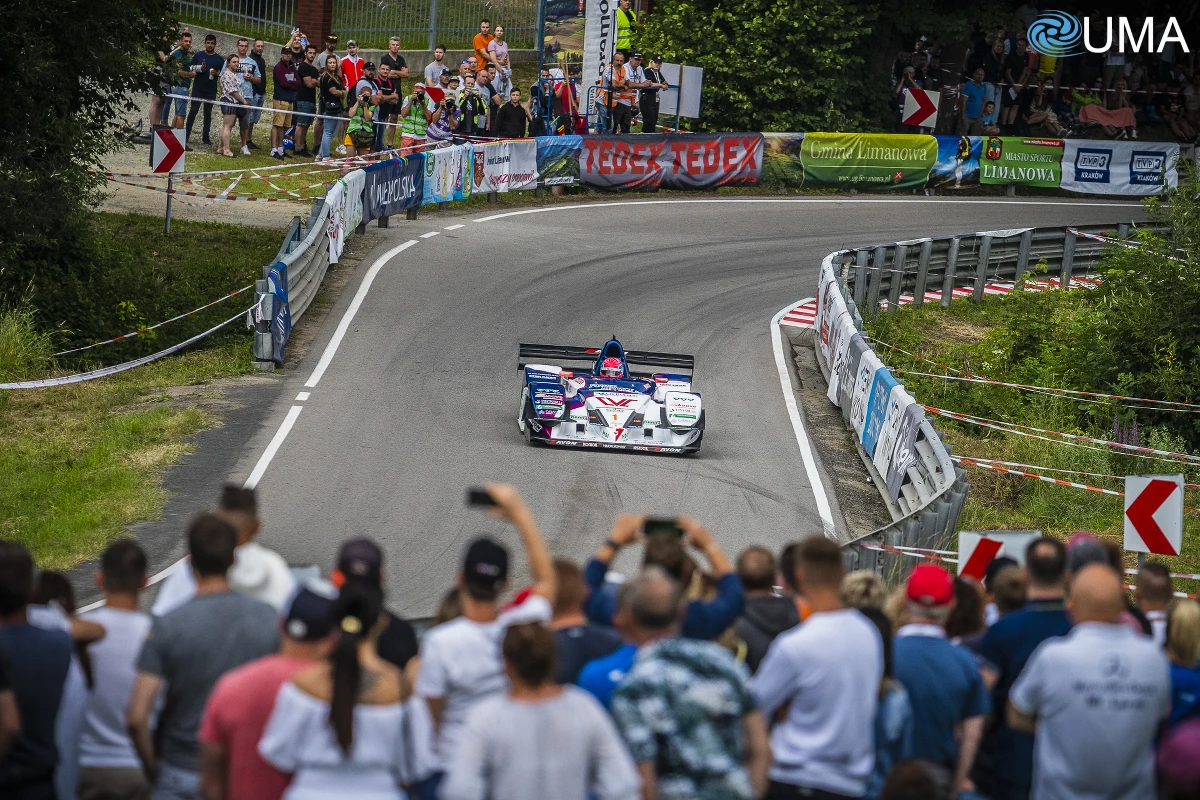 12. Wyścig Górski Limanowa "Przełęcz Pod Ostrą" przeszedł do historii. Włoski kierowca Christian Merli podczas podjazdów wyścigowych dwukrotnie pobił swój własny rekord trasy Stara Wieś – Przełęcz pod Ostrą. Prędkość maksymalna Włocha przekraczała 260 km/h, a średnia prędkość na liczącej 5493 m i 33 zakręty trasie sięgnęła 180 km/h.  