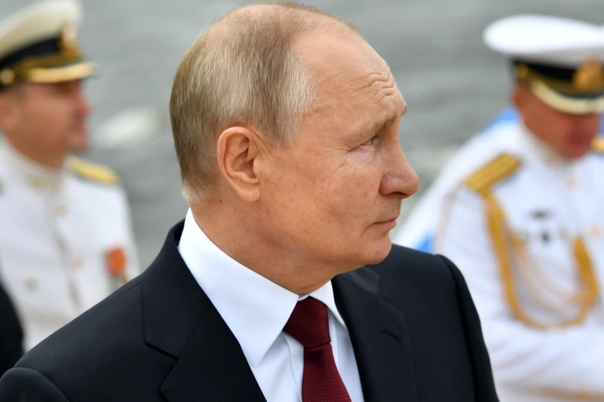 Prezydent Władimir Putin zagroził w Petersburgu na paradzie sił morskich, że rosyjska marynarka wojenna jest w stanie wykryć każdego wroga i zadać nieunikniony cios. Moskwę rozgniewał brytyjski okręt wojenny, którzy przed kilkoma tygodniami pojawił się w pobliżu Krymu. 