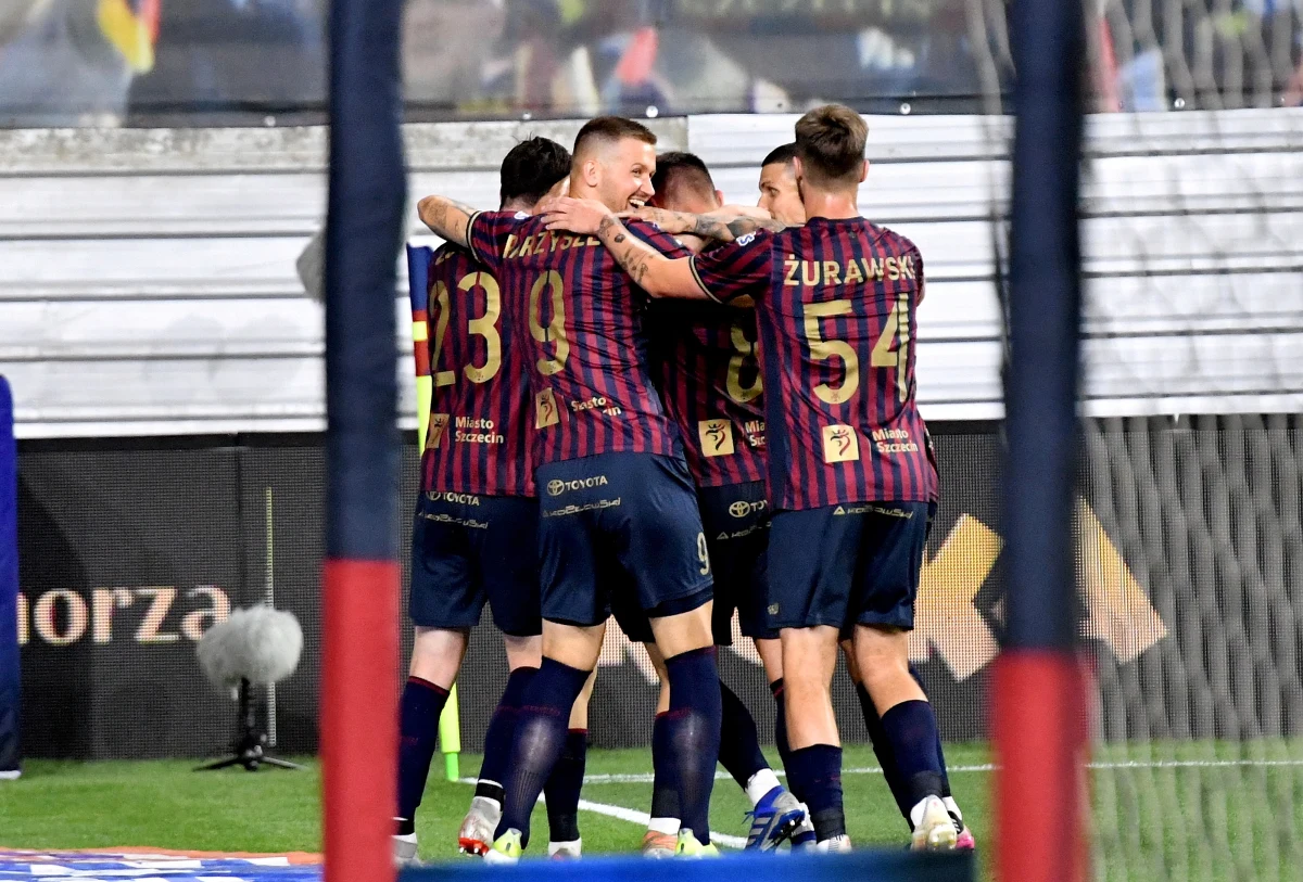 Pogoń Szczecin pokonała Górnika Zabrze 2:0 i objęła prowadzenie w ligowej tabeli. Do siatki Grzegorza Sandomierskiego trafili Michał Kucharczyk i Kacper Kozłowski. 