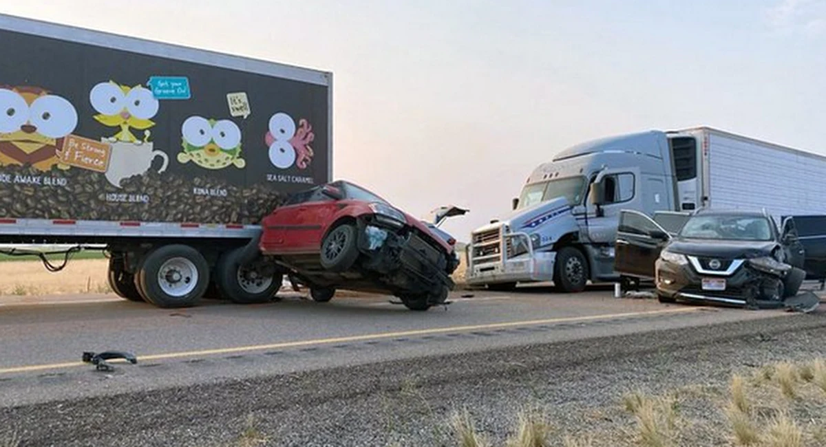 Co najmniej siedem osób zginęło w karambolu z udziałem 20 samochodów na autostradzie w środkowej części amerykańskiego stanu Utah - poinformowała miejscowa policja. Do spowodowanej przez burzę piaskową katastrofy drogowej doszło w niedzielę po południu czasu lokalnego.