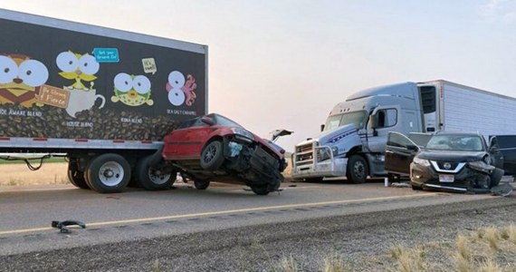 Co najmniej siedem osób zginęło w karambolu z udziałem 20 samochodów na autostradzie w środkowej części amerykańskiego stanu Utah - poinformowała miejscowa policja. Do spowodowanej przez burzę piaskową katastrofy drogowej doszło w niedzielę po południu czasu lokalnego.