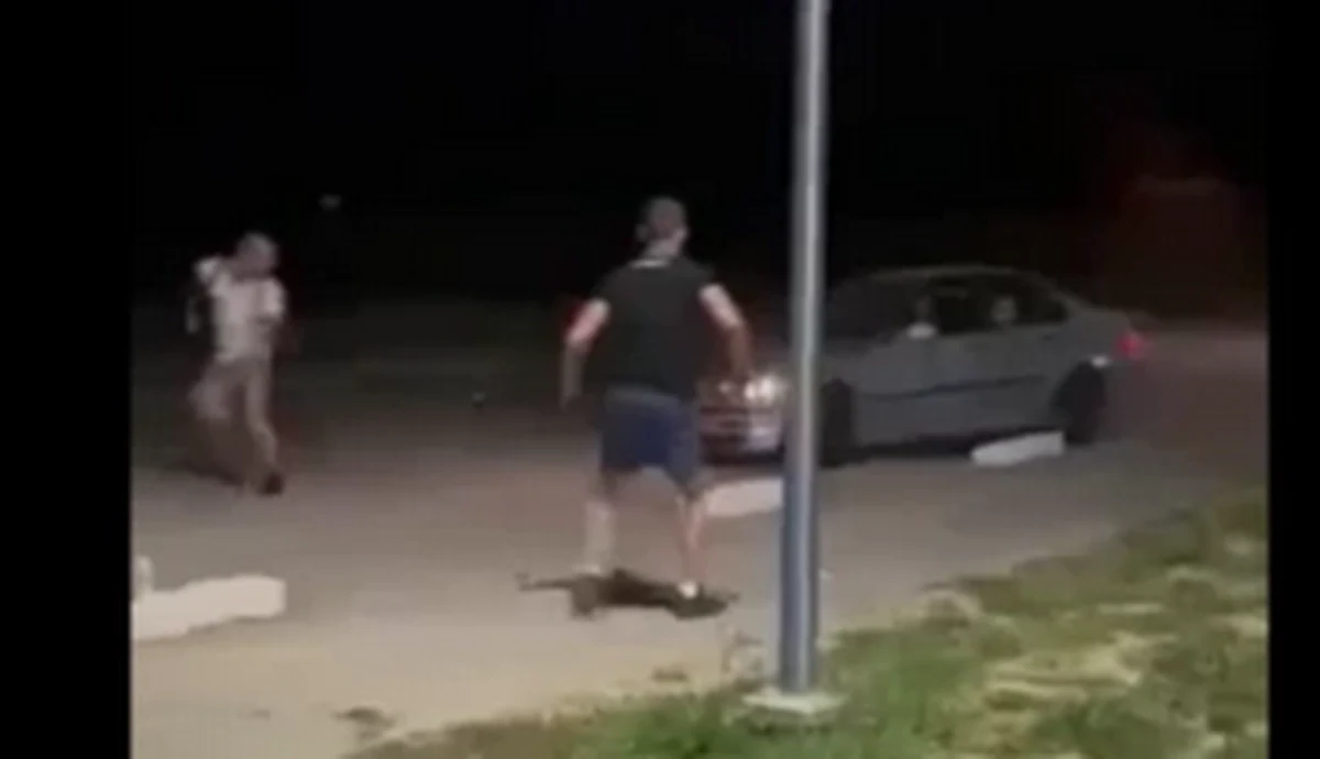 Policjanci zatrzymali kierowcę, który wczoraj, próbował potrącić pieszych na plaży w Radymnie na Podkarpaciu. Oprócz niego, w ręce funkcjonariuszy, wpadły też dwie inne osoby. 