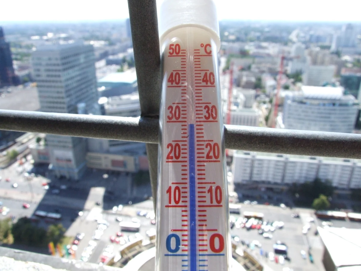 Synoptycy ostrzegają przed upałem i gwałtownymi burzami z gradem: alertami objętych jest już 14 regionów.