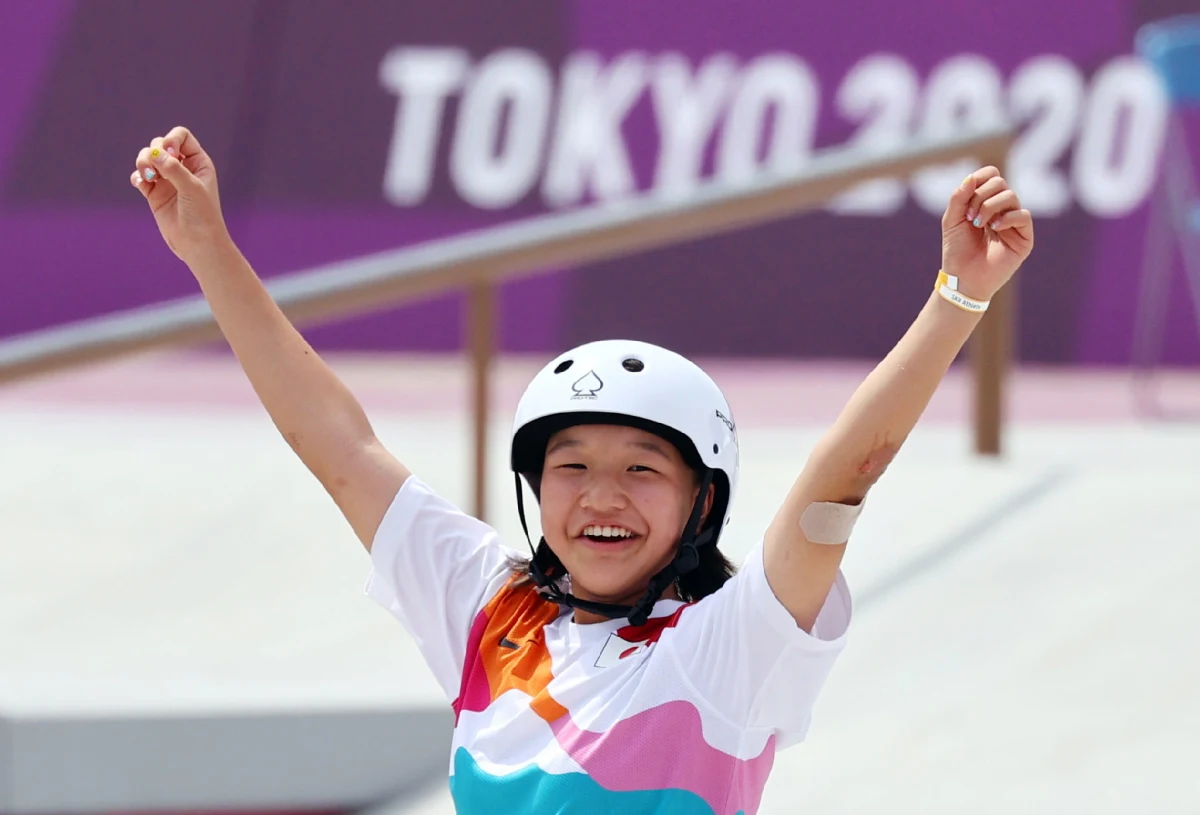 Zaledwie 13-letnia Japonka Momiji Nishiya zwyciężyła w konkurencji street debiutującego w programie igrzysk skateboardingu, czyli jazdy na deskorolce. Srebrny medal zdobyła również 13-letnia Brazylijka Rayssa Leal, a brązowy trzy lata starsza Japonka Funa Nakayama.
