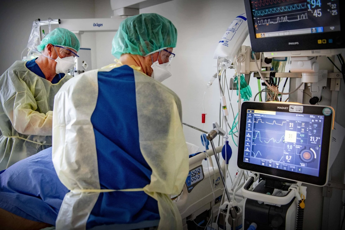 O 74 nowych zakażeniach koronawirusem poinformowało dzisiaj Ministerstwo Zdrowia. Resort przekazał również, że minionej doby nie zmarł w Polsce żaden chory na Covid-19. W szpitalach przebywa obecnie nieco ponad trzystu pacjentów covidowych.