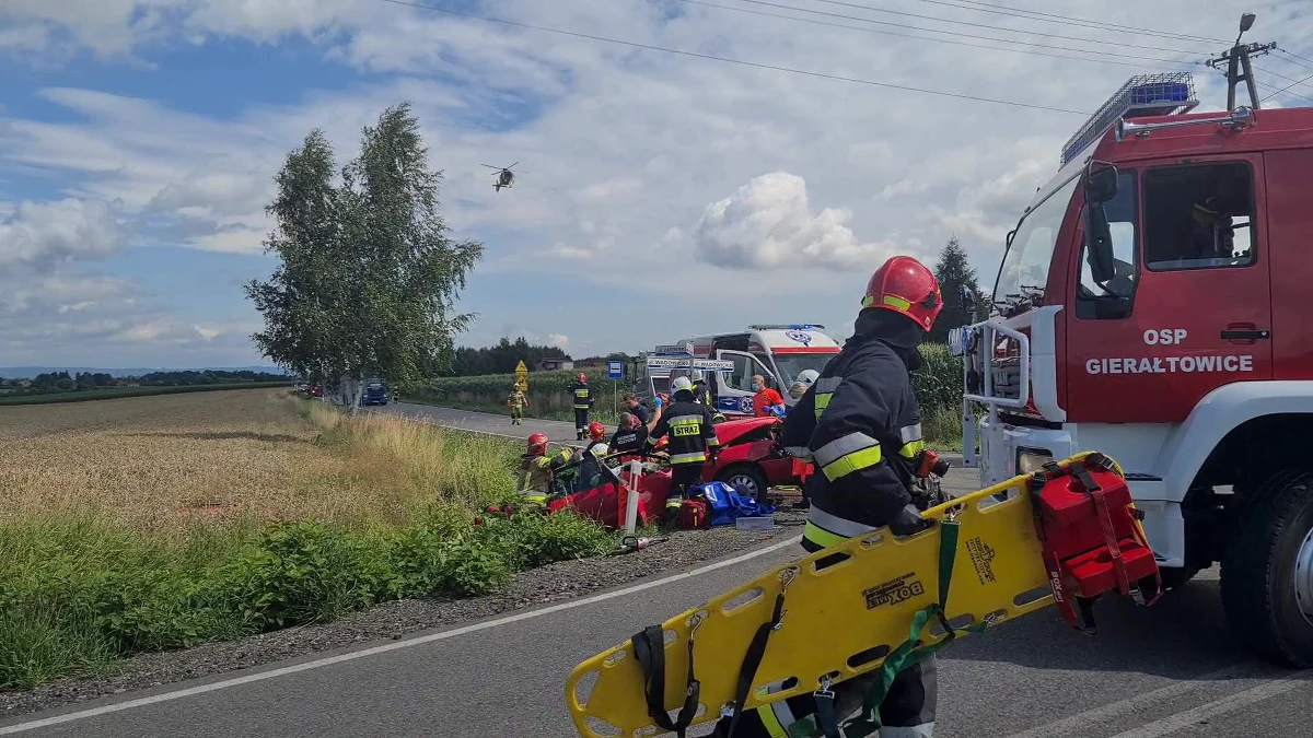 Pięć osób trafiło do szpitali, w tym 9-letnie dziecko, po wypadku z udziałem trzech pojazdów, do którego doszło przed południem na drodze w Gierałtowicach koło Wadowic. Informację i zdjęcia dostaliśmy na Gorącą Linię RMF FM. 