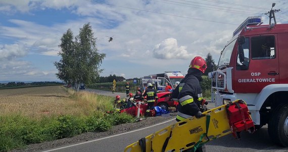 Pięć osób trafiło do szpitali, w tym 9-letnie dziecko, po wypadku z udziałem trzech pojazdów, do którego doszło przed południem na drodze w Gierałtowicach koło Wadowic. Informację i zdjęcia dostaliśmy na Gorącą Linię RMF FM. 