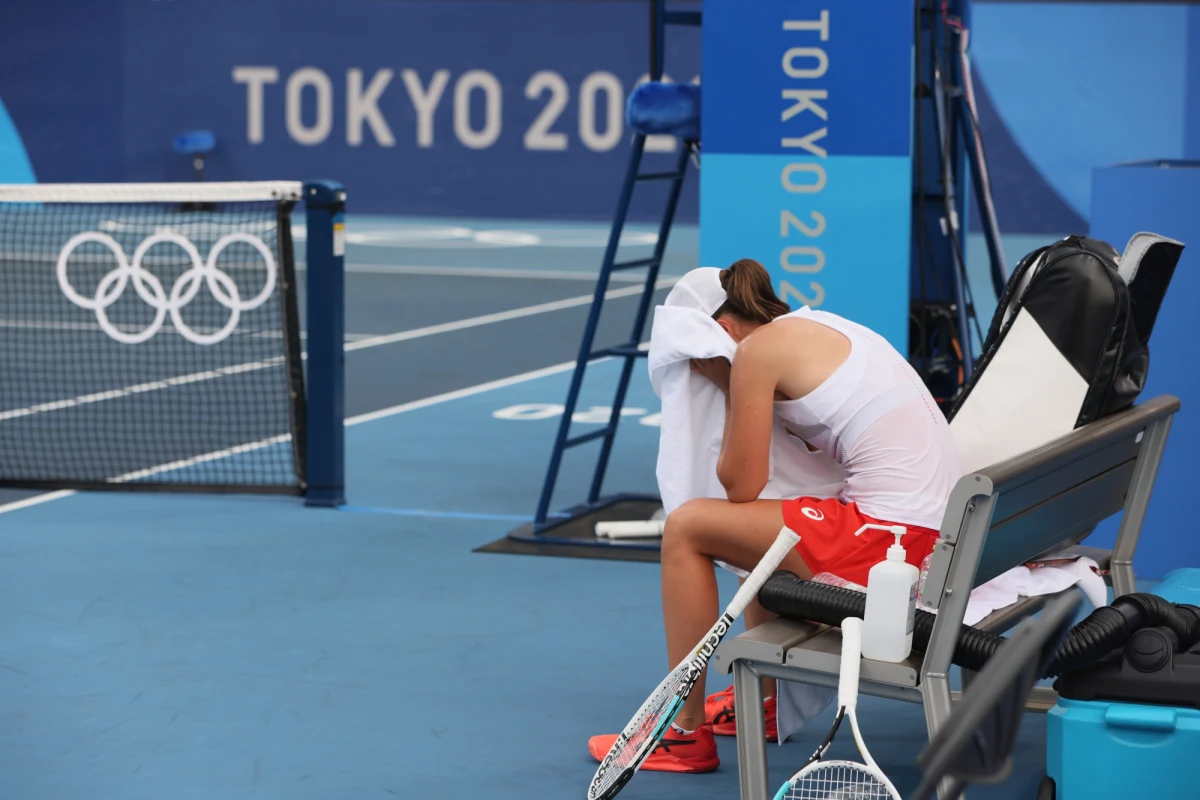 Iga Świątek przegrała z hiszpańską tenisistką Paulą Badosą 3:6, 6:7 (4-7) i odpadła w drugiej rundzie (1/16 finału) turnieju olimpijskiego w Tokio.