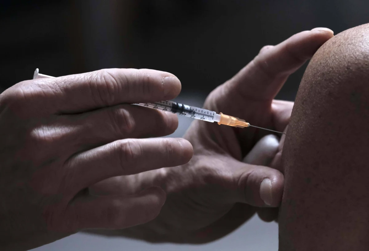 Nie będzie w Polsce kin, restauracji czy sklepów tylko dla zaszczepionych przeciw Covid-19 – ustalili dziennikarze RMF FM. Rząd nie zamierza wprowadzać drakońskich ograniczeń dla osób, które nie zaszczepią się przeciw koronawirusowi. Nie pójdziemy więc śladami Francji i Włoch.