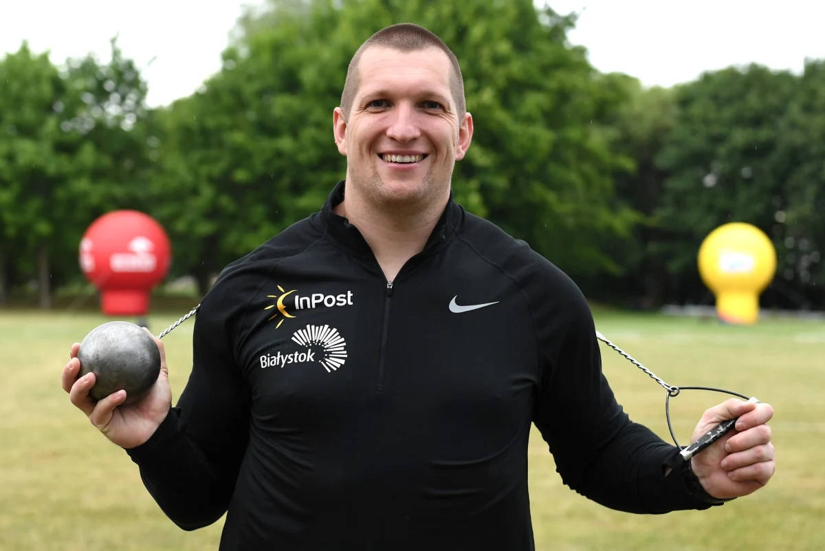 "Od czasu igrzysk w Rio de Janeiro zebrałem bardzo wiele doświadczenia i jestem dziś pod każdym względem lepszym zawodnikiem" - mówi Wojciech Nowicki, jeden z polskich kandydatów do medalu olimpijskiego w Tokio. Brązowy medalista z Rio w rzucie młotem, razem z czterokrotnym mistrzem świata Pawłem Fajdkiem, zamierza 4 sierpnia stanąć na podium w Tokio.