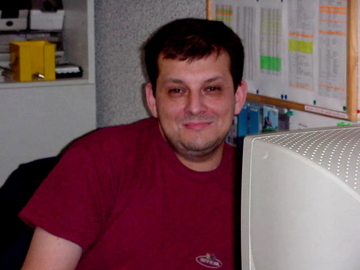 27 lipca br. mija 20 lat od tragicznego wypadku, jaki wydarzył się na 101. km autostrady A4 w okolicy wsi Legnickie Pole, w którym zginął nasz kolega Andrzej Młodzik, technik z oddziału RMF FM Wrocław. To był piątek, upalny lipcowy dzień, godzina 10:00. Czerwone Renault Megane prowadzone przez Andrzeja wpadło w wyrwę na nawierzchni autostrady, przejechało na drugi pas i zderzyło się z innymi autami. Samochód stanął w płomieniach, kierowca zginął na miejscu. Za 2 dni miał świętować urodziny swojej ukochanej żony Agnieszki. 