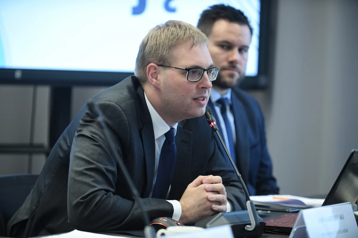 Ministerstwo Finansów przekazało do konsultacji projekty ustaw podatkowych w ramach tzw. Polskiego Ładu. Jak stwierdził wiceszef resortu Jan Sarnowski, tzw. podatkowy restart zawiera cały szereg ulg, które zachęcą międzynarodowe holdingi do lokowania w Polsce centrów działalności, pomogą mniejszemu biznesowi w znalezieniu pieniędzy na inwestycje i zachęcą do powrotu do Polski rodaków zza granicy, wraz z ich kapitałem. Projekt wciąż nie ma większościowego poparcia w Sejmie.