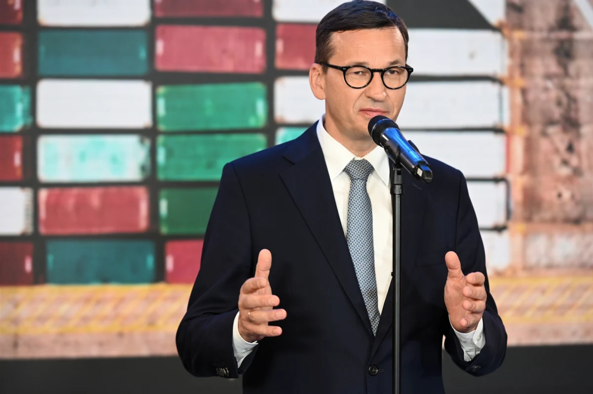 Jeśli czwarta fala pandemii będzie poważnym zagrożeniem, to nie wykluczamy dalej idących kroków - zapowiedział premier Mateusz Morawiecki. Przyznał, że obecnie rząd rozważa obowiązkowe szczepienia w służbie zdrowia.