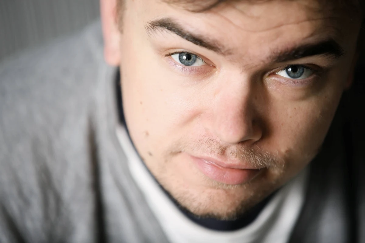 "Postrzegam robienie i oglądanie filmów jako pewną formę medytacji nad jakimś tematem, a niekoniecznie odpowiadania wprost na jakieś pytania" - mówi w rozmowie z dziennikarką RMF FM Katarzyną Sobiechowską-Szuchtą reżyser Jan P. Matuszyński. Jego najnowszy film "Żeby nie było śladów", będzie miał światową premierę na Międzynarodowym Festiwalu Filmowym w Wenecji. Historia maturzysty Grzegorza Przemyka, który zmarł w wyniku pobicia na posterunku milicji w Warszawie w 1983 roku, trafiła do konkursu głównego tego prestiżowego festiwalu. "Wenecja to jest mocny start. Myślę, że w Polsce będzie bardzo duża dyskusja na temat wielu wątków" - ocenia Matuszyński.