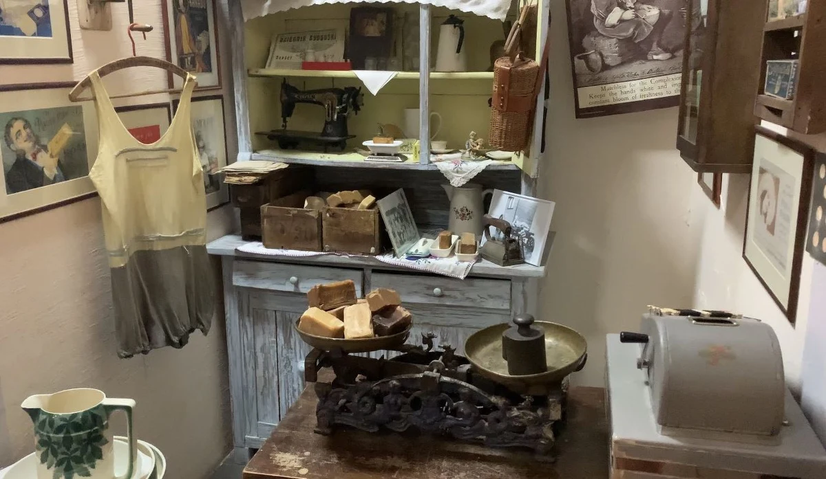 5 tysięcy lat historii zmagań związanych z utrzymaniem higieny osobistej na dość niewielkiej przestrzeni. W centrum Bydgoszczy mieści się kolejne z niezwykłych muzeów w Polsce, do których w te wakacje zabieramy Was w Faktach RMF FM i na RMF24.pl. Poznajcie Muzeum Mydła i Historii Brudu.