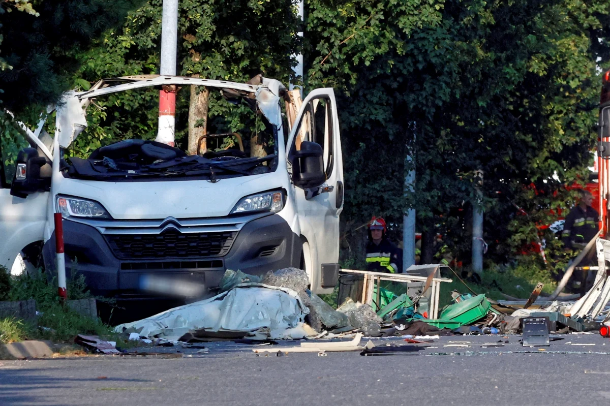 Dwie osoby zginęły, a trzecia jest ranna. To skutki wybuchu butli z gazem technicznym, do którego doszło w Częstochowie na jednym z parkingów przed sklepem przy ul. Wrocławskiej. Akcja strażaków może potrwać nawet dobę.