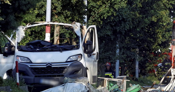 Dwie osoby zginęły, a trzecia jest ranna. To skutki wybuchu butli z gazem technicznym, do którego doszło w Częstochowie na jednym z parkingów przed sklepem przy ul. Wrocławskiej. Akcja strażaków może potrwać nawet dobę.