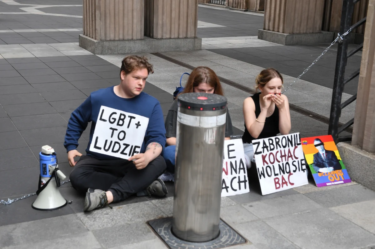 Wiceminister Tomasz Rzymkowski spotkał się z protestującymi przed gmachem resortu edukacji młodymi aktywistami Młodzieżowego Forum LGBT+. "Jesteśmy umówieni na spotkanie 20 sierpnia" - przekazał resort edukacji i nauki. Protest - według zapowiedzi - ma potrwać do wtorkowego poranka. Jednym z protestujących jest siostrzeniec premiera Mateusza Morawieckiego, Franek Broda. 