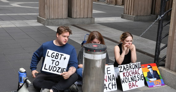 Wiceminister Tomasz Rzymkowski spotkał się z protestującymi przed gmachem resortu edukacji młodymi aktywistami Młodzieżowego Forum LGBT+. "Jesteśmy umówieni na spotkanie 20 sierpnia" - przekazał resort edukacji i nauki. Protest - według zapowiedzi - ma potrwać do wtorkowego poranka. Jednym z protestujących jest siostrzeniec premiera Mateusza Morawieckiego, Franek Broda. 