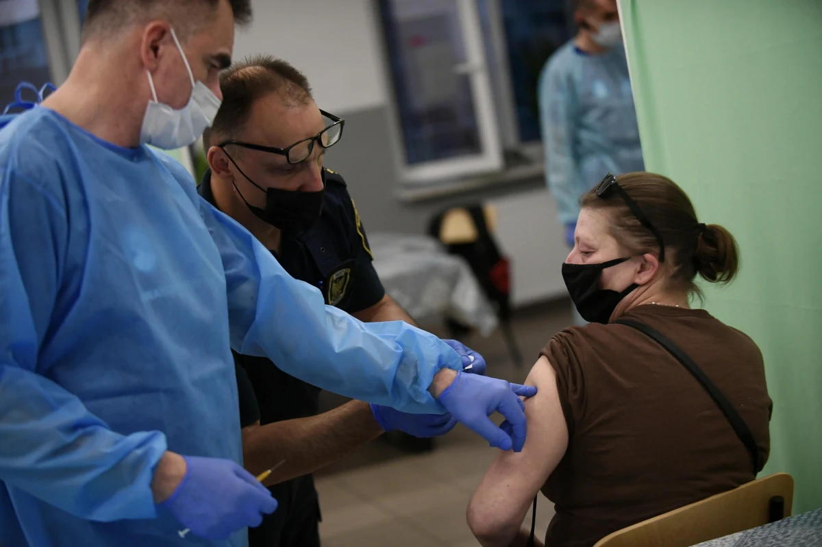 Prosiliśmy rząd o jasny przekaz o braku ewentualnych restrykcji epidemicznych dla zaszczepionych – powiedziała PAP prof. Magdalena Marczyńska po spotkaniu Rady Medycznej z rządem. Przekaz ten ma dotyczyć tego, że osoby zaszczepione nie będą podlegały zakazom nawet przy wzrostach zakażeń.