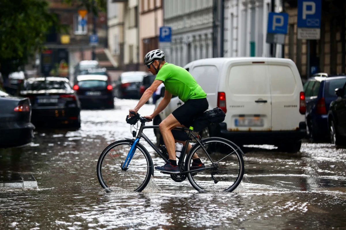 Dziś miejscami na Podkarpaciu temperatura może przekroczyć 30 stopni Celsjusza. Na terenie całej Polski mogą wystąpić burze - ostrzegają synoptycy. Będzie im towarzyszył silny wiatr i intensywny deszcz. 