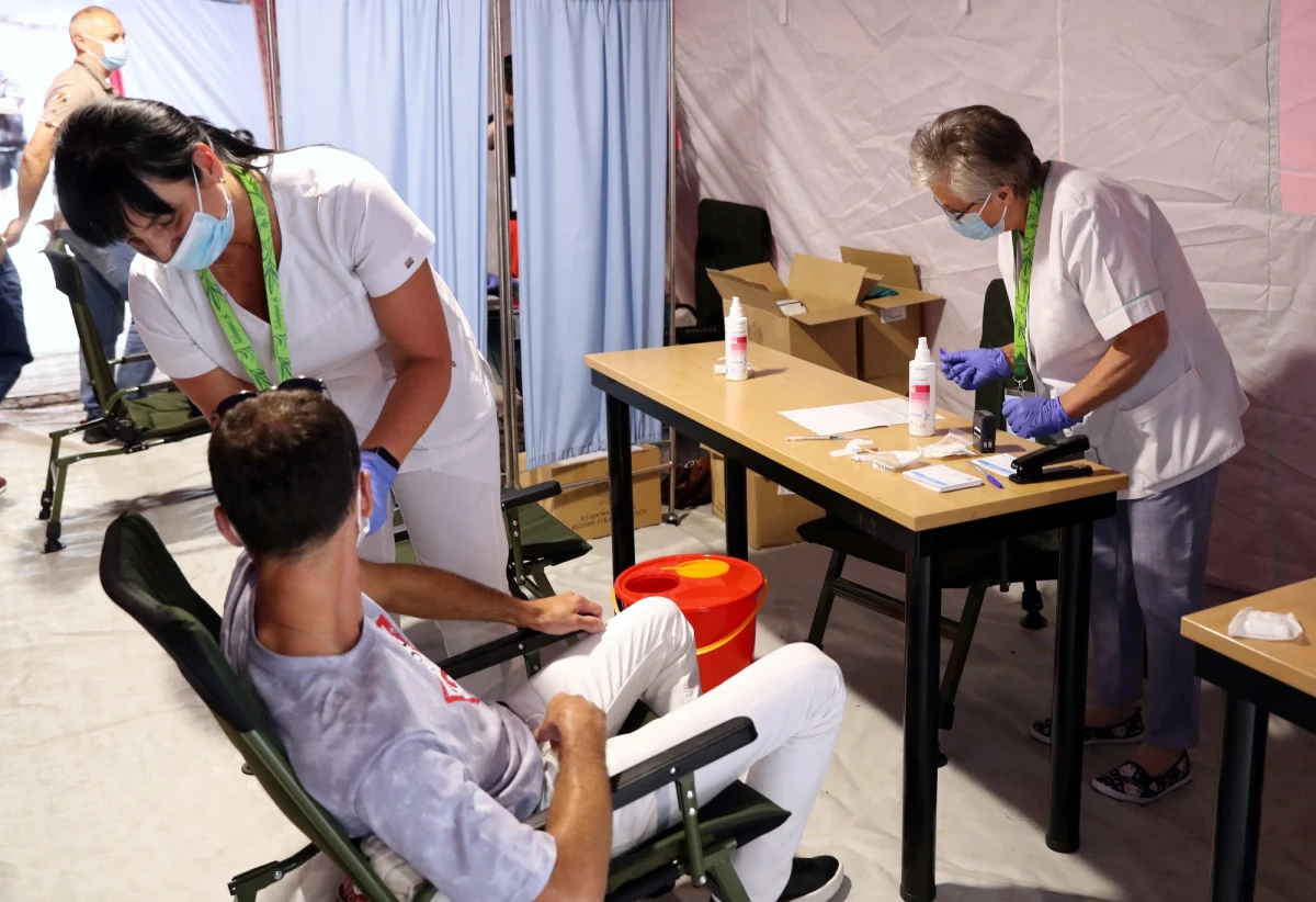 Rada Medyczna zaproponowała premierowi objęcie obowiązkiem szczepień całej służby zdrowia, części urzędników oraz pracowników gastronomii – ustalili nieoficjalnie dziennikarze RMF FM.

