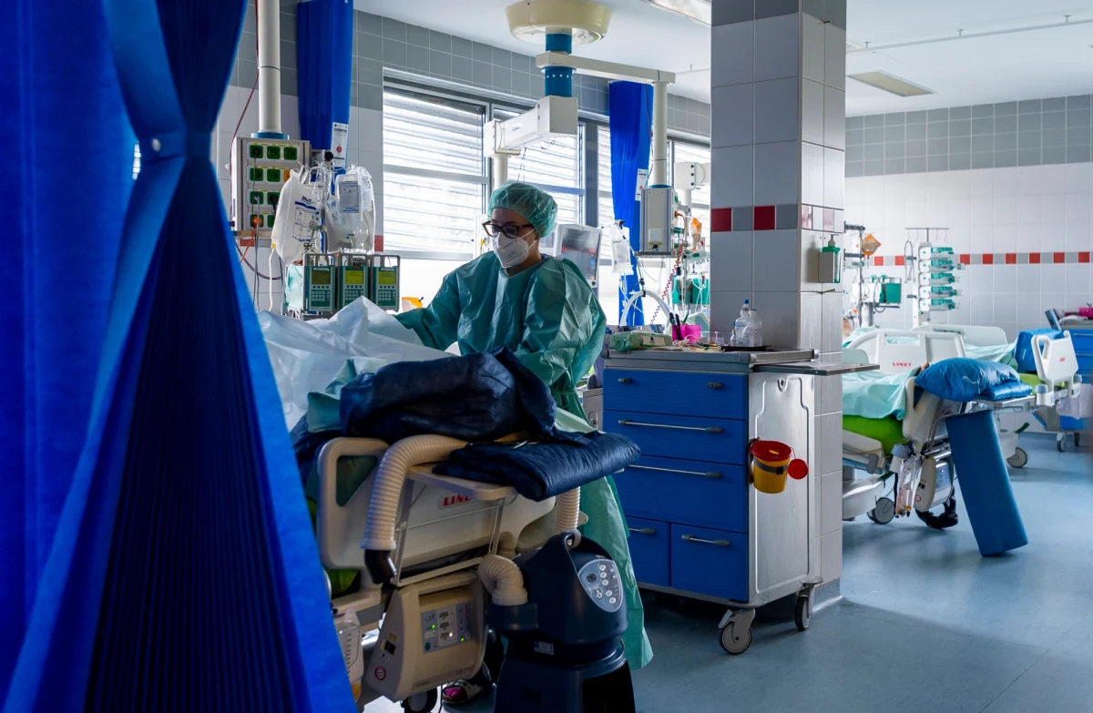 O 106 nowych zakażeniach koronawirusem i śmierci 7 chorych na Covid-19 poinformowało dzisiaj Ministerstwo Zdrowia. W szpitalach przebywa nieco ponad trzystu pacjentów covidowych.